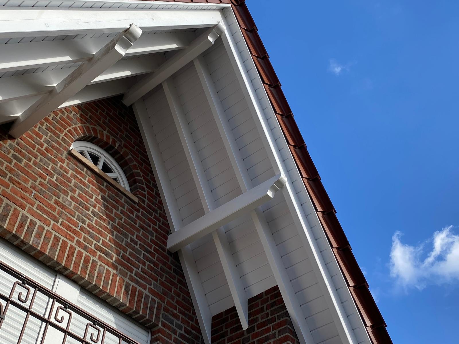 Reinigung von Dach&uuml;berst&auml;nden und Gesimsen