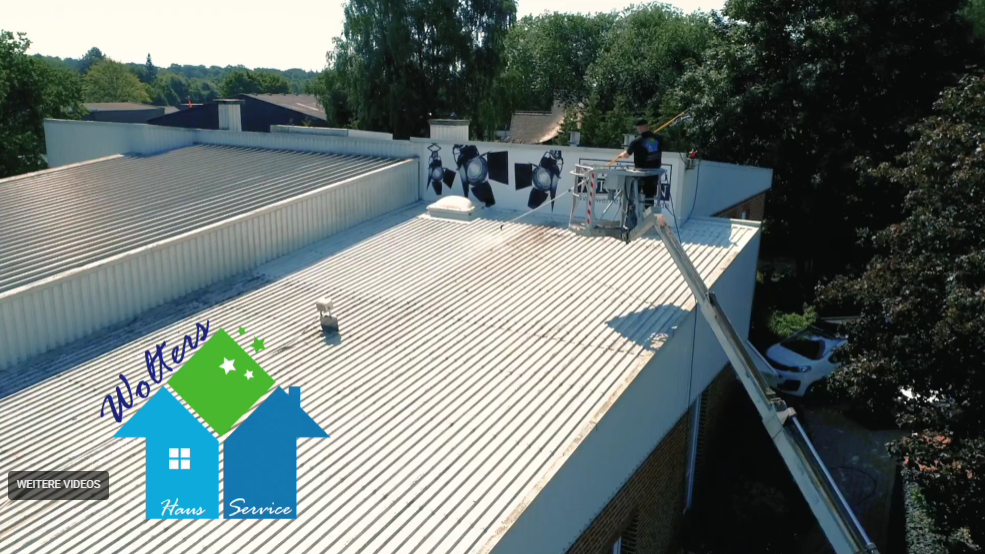 Video: Professionelle Dachreinigung im Einsatz. Klicken zum Ansehen auf unserer Hauptseite.
